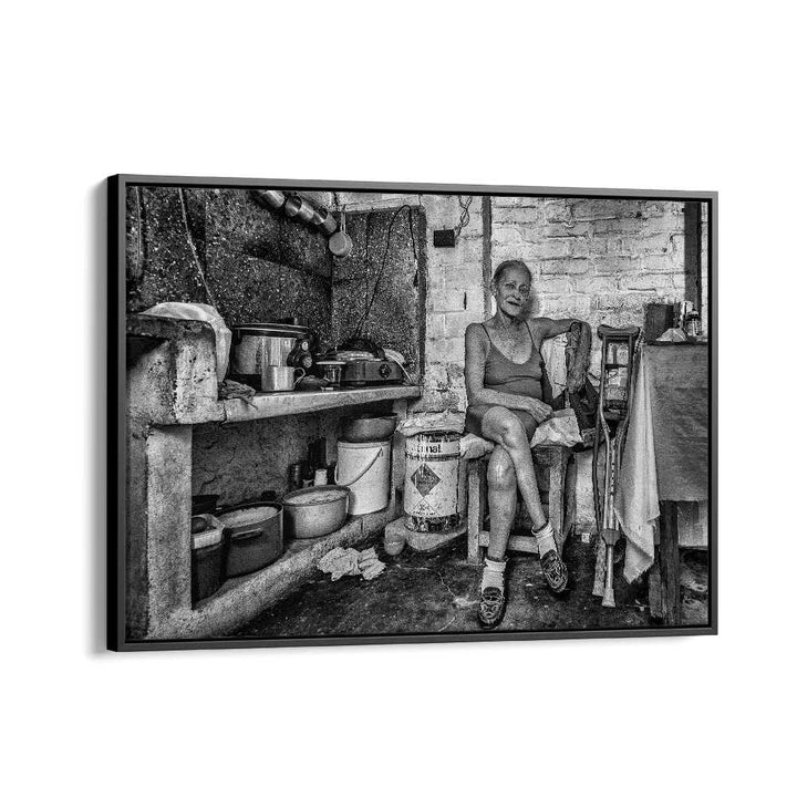 Experience urban life with MARIA, PHOTOGRAPHY PRINTS, showcasing vibrant street scenes and raw emotions.