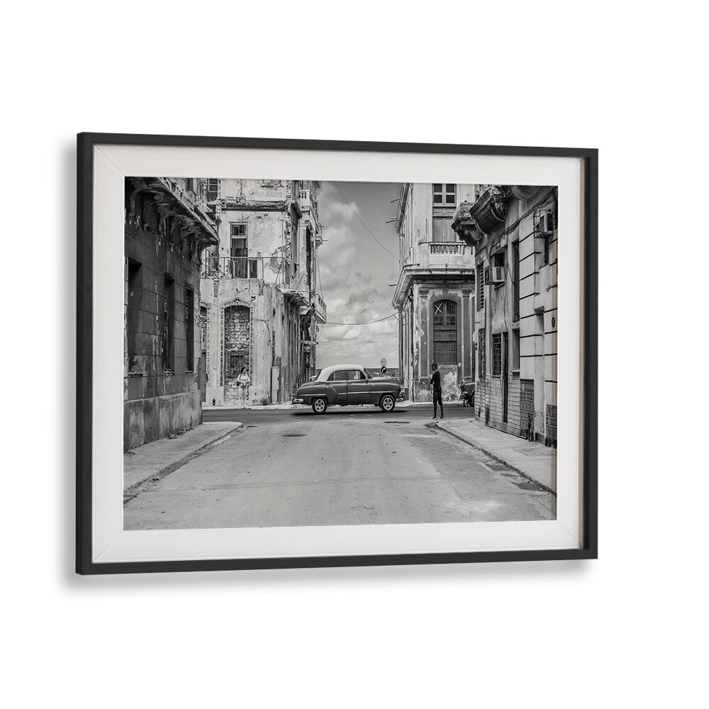 Black and white scene of Havana streets, showcasing "STREETS OF L'AVANA , PHOTOGRAPHY PRINTS" in captivating detail.