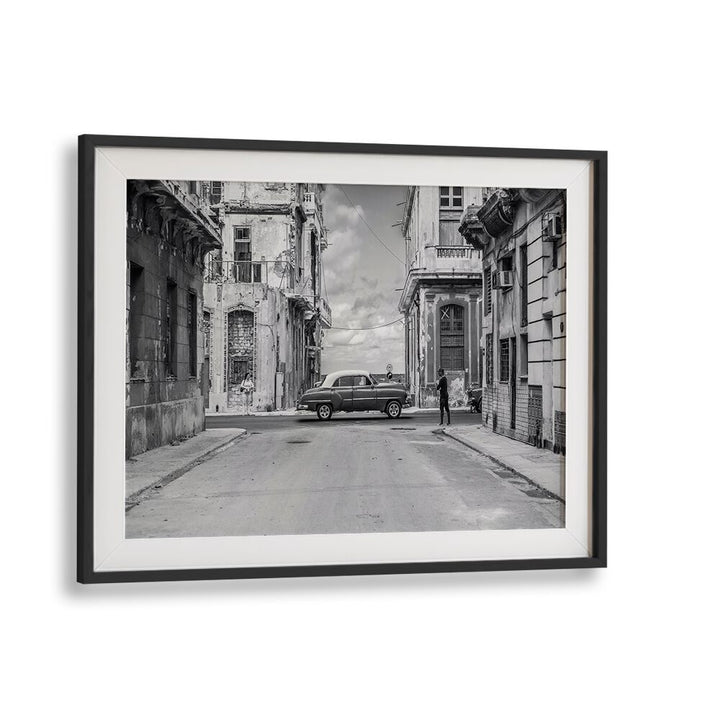 Black and white scene of Havana streets, showcasing "STREETS OF L'AVANA , PHOTOGRAPHY PRINTS" in captivating detail.