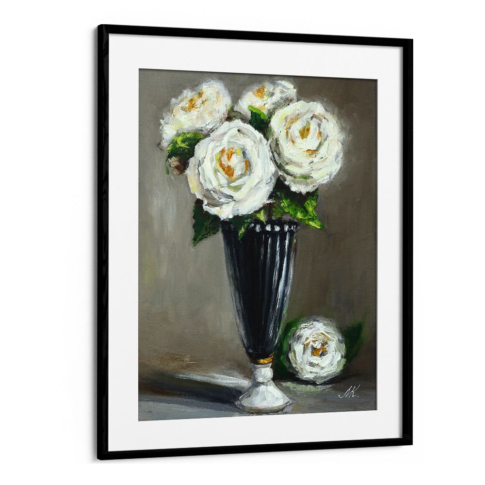 ELEGANT WHITE ROSES VASE