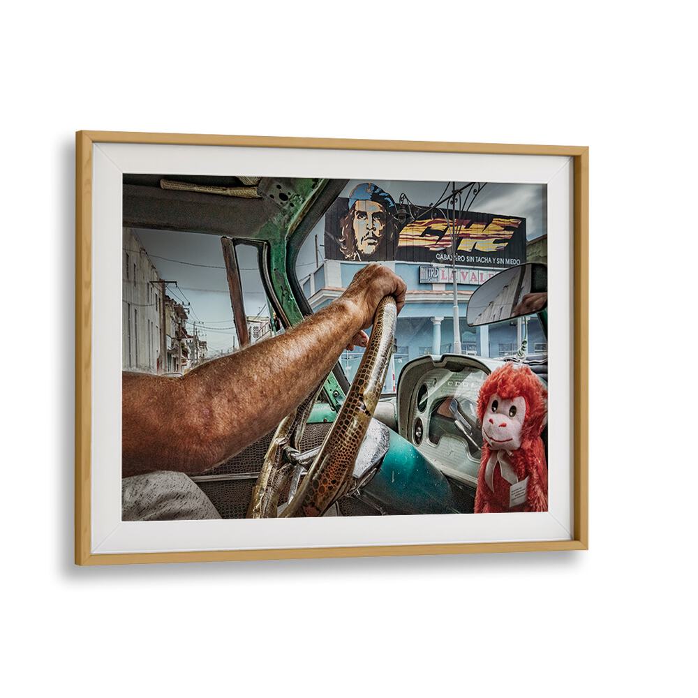 Stunning street photography print, "CHE AND THE TAXIDRIVER, PHOTOGRAPHY PRINTS," capturing urban life's essence.