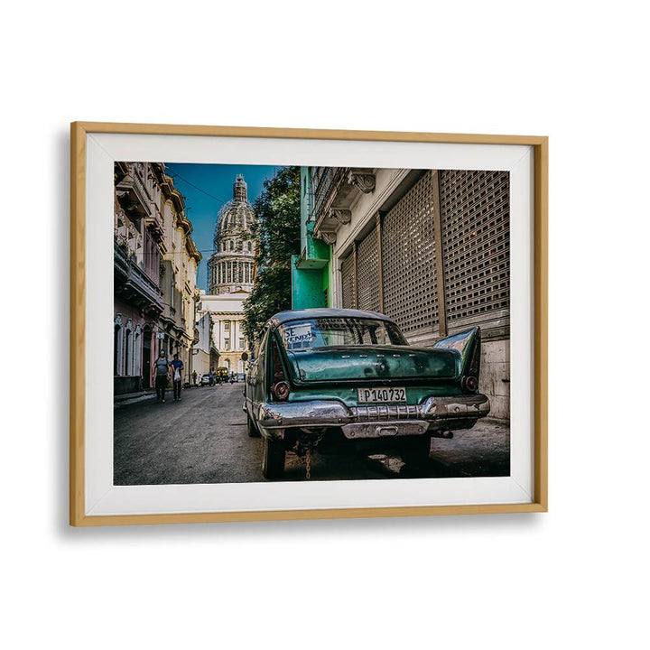 Vibrant HAVANA STREET, PHOTOGRAPHY PRINTS showcasing classic cars and architecture in Havana’s charming backdrop.