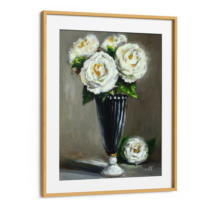 ELEGANT WHITE ROSES VASE