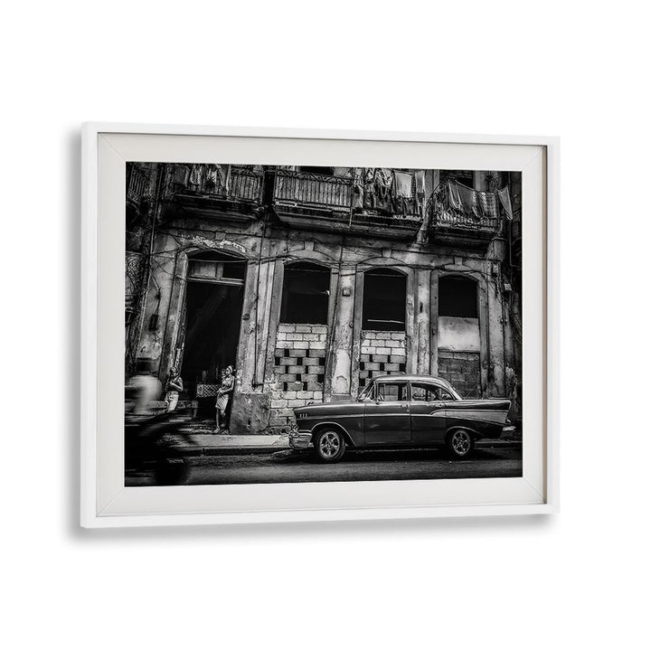 HABANA STREET IN BLACK AND WHITE I, PHOTOGRAPHY PRINTS, captures urban life with stunning detail and timeless charm.