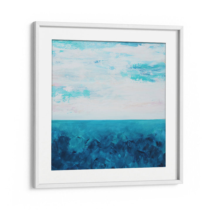 BLUE OCEAN AND A CLOUDY SKY