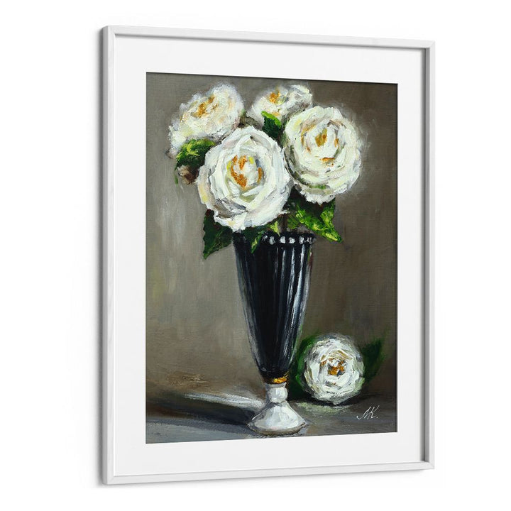 ELEGANT WHITE ROSES VASE