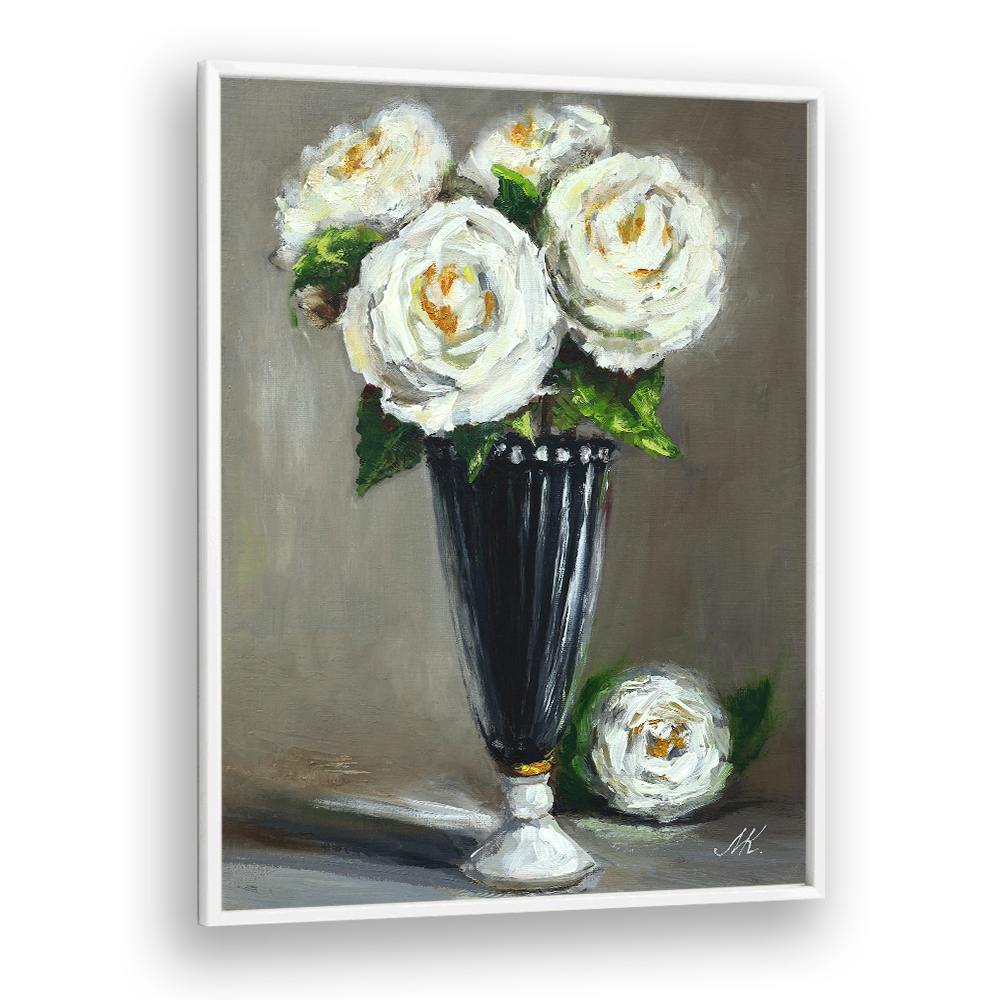 ELEGANT WHITE ROSES VASE