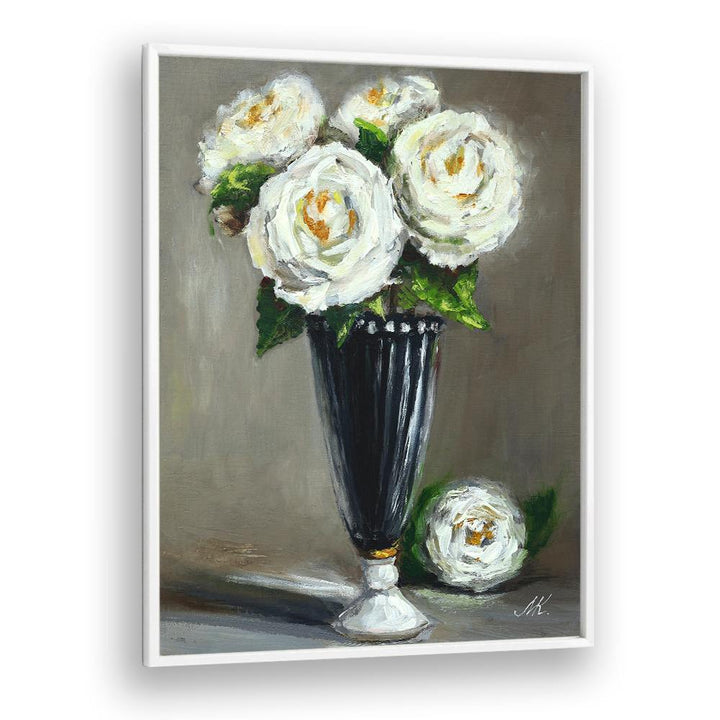 ELEGANT WHITE ROSES VASE
