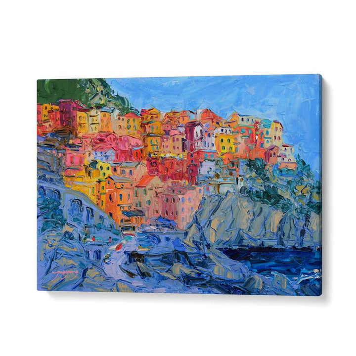 CINQUE TERRE COLORFUL TOWN