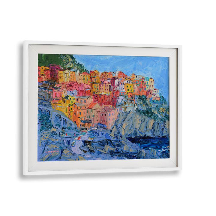 CINQUE TERRE COLORFUL TOWN